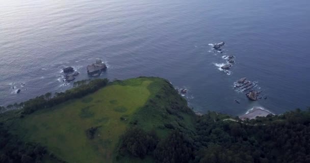 Letecký Let Dronem Nad Pláží Gueirua Provincii Asturias Zelené Útesy — Stock video