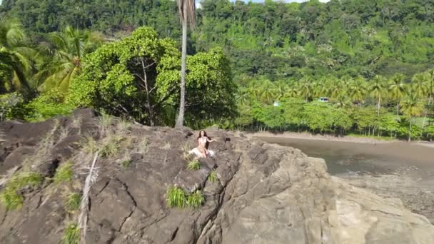 Hermosa Joven Sentada Montaña Con Increíbles Vistas Naturaleza — Vídeos de Stock