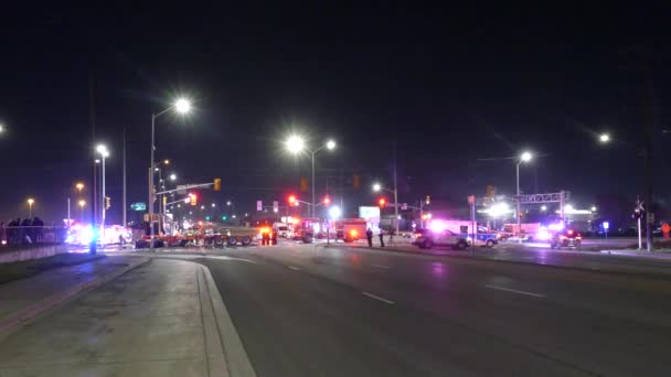 Policía Camión Bomberos Ambulancia Luces Emergencia Parpadeando Intersección Calle — Vídeos de Stock