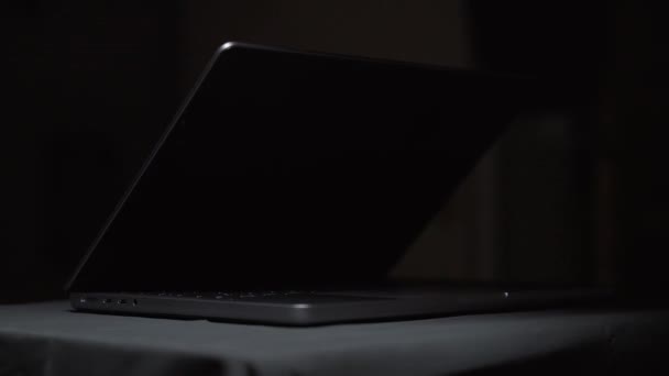 Kinematografické Záběry Apple Macbook Pro Palců Pohyblivým Světlem Natočeným Těsné — Stock video