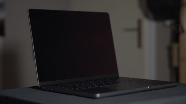 Cinematic Footage Apple Macbook Pro Inch Being Showed Moving Light — Stock Video