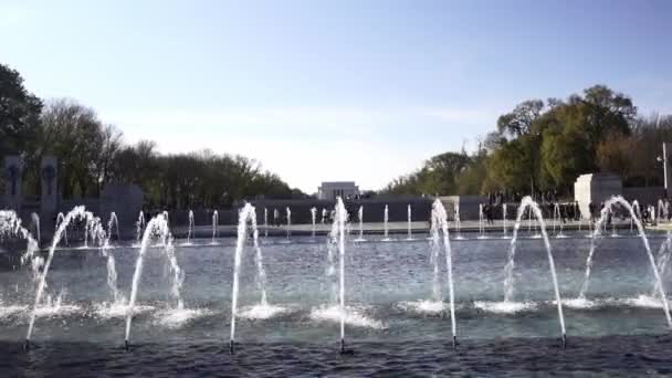 Dolly Motion Fuente Conmemorativa Segunda Guerra Mundial Llena Turistas Lincoln — Vídeo de stock