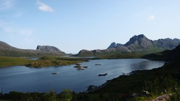 ノルウェーのロフトテン州ヴェステルヴィカビーチへのハイキング中の眺め — ストック動画