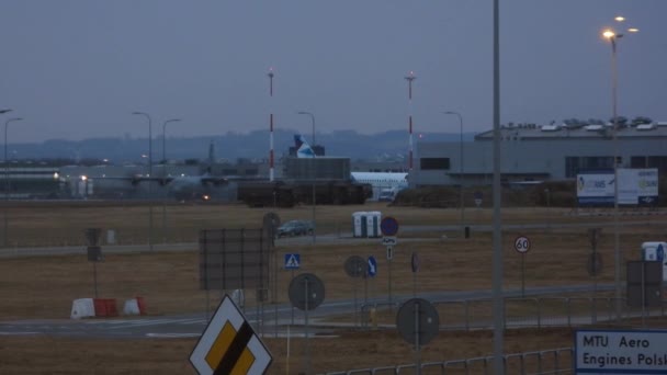 Ein Militärisches Versorgungsflugzeug Auf Dem Rollfeld Des Flughafens Rzeszow Jasionka — Stockvideo
