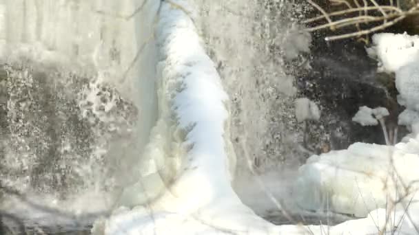 Eis Und Schnee Bilden Sich Fuße Eines Rauschenden Stampfenden Winterwasserfalls — Stockvideo