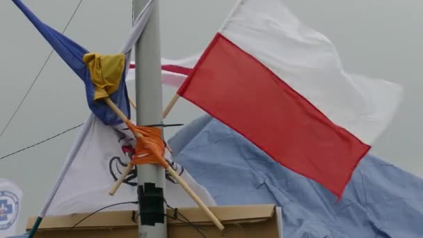 越过乌克兰和波兰国旗 迎风飘扬 — 图库视频影像