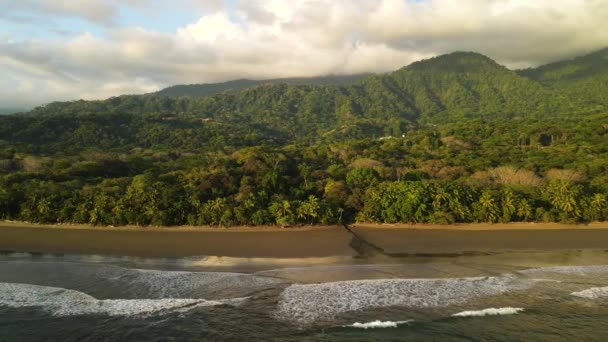 Szeroki Drone Shot Pan Piękne Plaże Zielone Krajobrazy Górskie Falami — Wideo stockowe