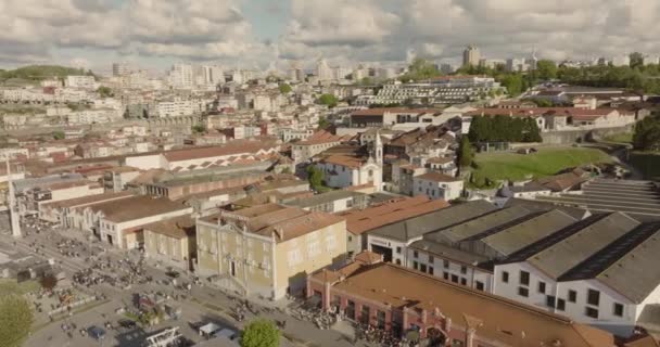 노바데가 역사적 지역의 심장부를 바라볼 목적으로 카이스 포르투갈의 포르투 — 비디오
