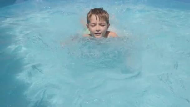 Ragazzo Sorridente Nuota Verso Fotocamera Bambino Caucasico Guardando Sorridendo Camera — Video Stock