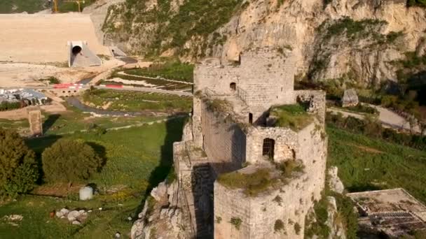 Orbit Pull Back Shot Des Schönen Rumänischen Mselha Fort Batroun — Stockvideo