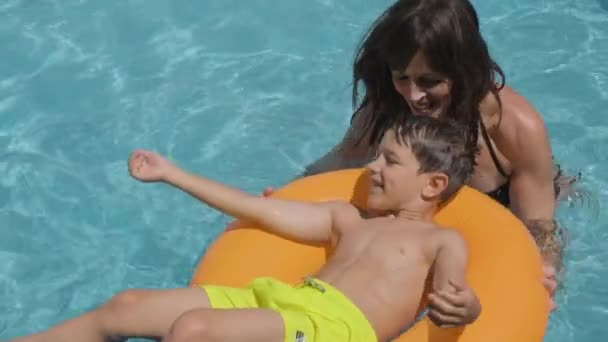 白人妈妈和男孩在游泳池里玩耍 快乐的时刻 慢动作 — 图库视频影像