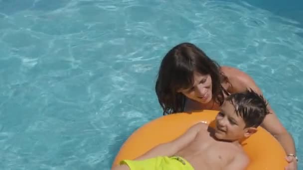 Mam Jongen Met Gelukkige Tijden Het Zwembad Jongen Een Drijver — Stockvideo