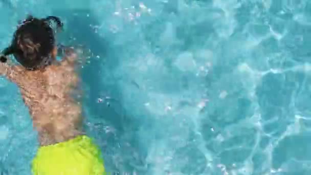 트렁크를 수영하는 소년의 수영장에서 변통성 헤엄치는 — 비디오