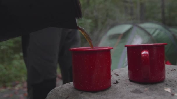 Llenar Dos Tazas Café Rojo Camping — Vídeo de stock
