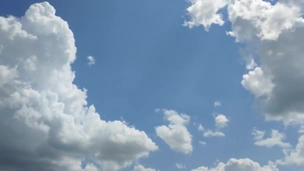 Büyük Kümülüs Bulutları Toplanır Kaynar Yuvarlanır Açık Mavi Bir Gökyüzünde — Stok video