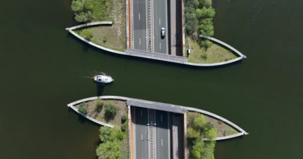 Aquadukt Veluwemeer Wasserbrücke Mit Bootskreuzung Über Dem Autobahnverkehr Luftaufnahme — Stockvideo