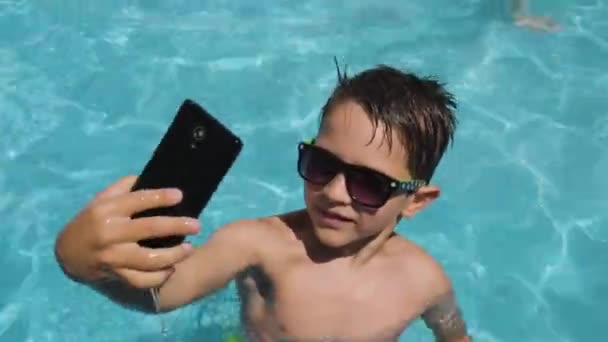 컨셉트 스마트 카메라 앞에서 연기하는 수영장에서 즐거운 시간을 보내는 — 비디오
