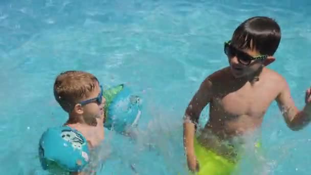 Niños Felices Gafas Sol Agitando Brazos Saltando Agua Piscina Disparo — Vídeos de Stock