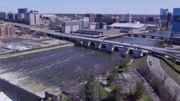 Highway Trafik Vid Grand River Grand Rapids Michigan Antenn Pan — Stockvideo