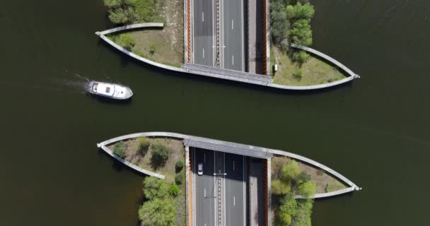 Aquaduct Veluwemeer Most Wodny Przepłynięciem Łodzi Nad Ruchem Autostrady Widok — Wideo stockowe