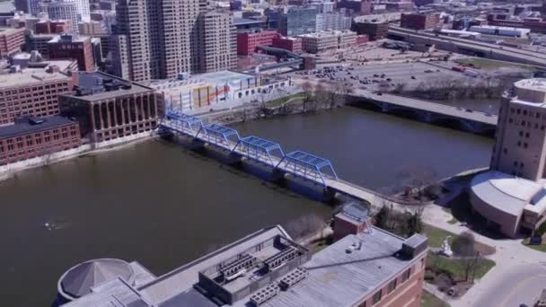 Höhenparallaxe Von Blue Bridge Und Grand River Grand Rapids — Stockvideo