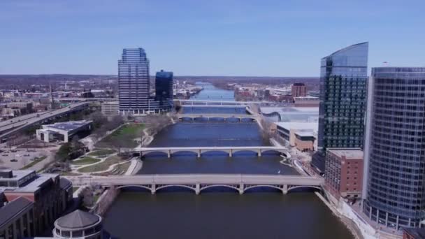Aeriană Înapoiată Poduri Deasupra Orizontului Grand River Grand Rapids — Videoclip de stoc