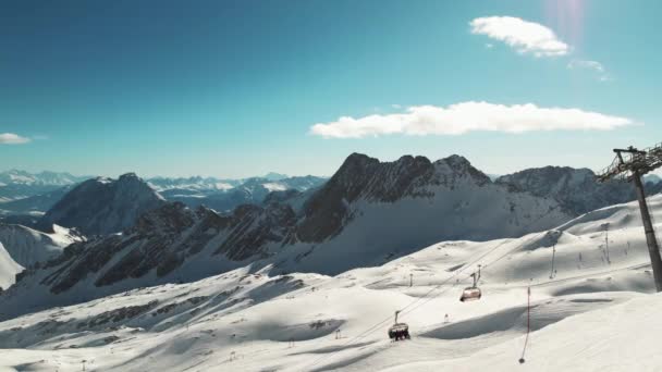 Zdjęcia Dronów Wyciągów Narciarskich Podczas Uprawiania Sportów Zimowych Tle Zugspitze — Wideo stockowe