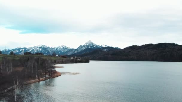 Drone Shot Jeziora Zimowego Weissensee Niedaleko Fussen Niemcy Austriackiej Granicy — Wideo stockowe