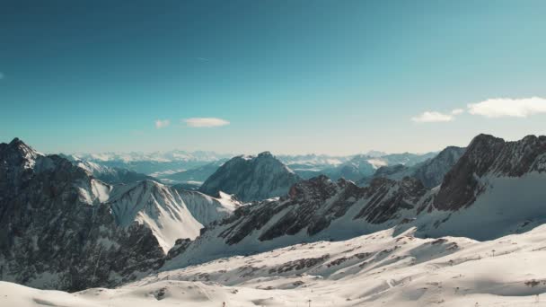 Снимок Беспилотника Альпийских Гор Германии Цугшпитце Гармиш Партенкирхен Лыжные Трассы — стоковое видео