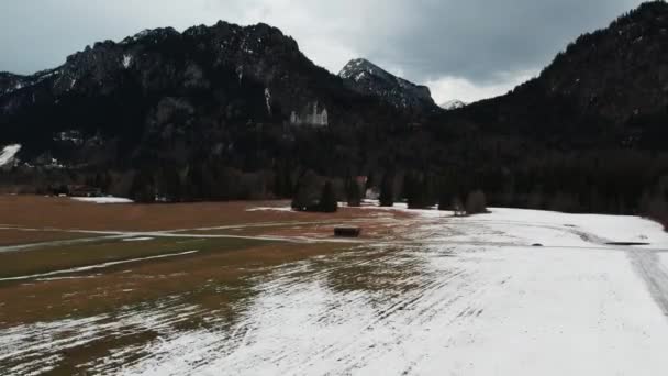 バイエルン州南ドイツの有名なノイシュヴァンシュタイン城の冬の無人偵察機のショット — ストック動画
