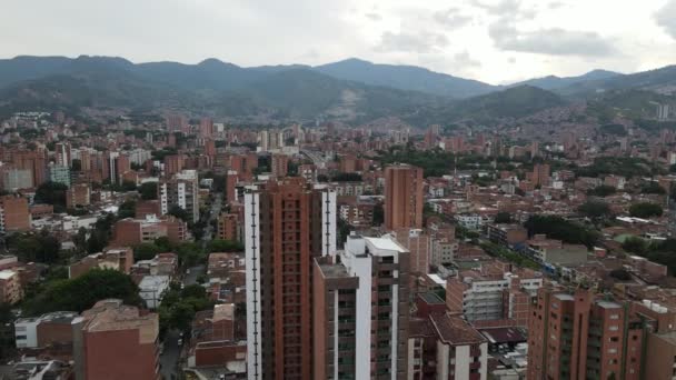 Létání Nízko Nad Velkým Bytovým Domem Velkém Městě Medellin Kolumbie — Stock video