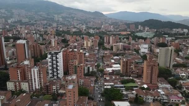 Tilting Aerial View Large City Traffic Mountains Medellin Colombia — Stock Video