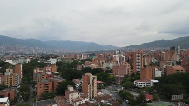 Flying Backwards Away Reveal Large City Medellin Colombia — 비디오
