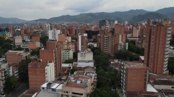 Létající Nízko Nad Budovami Velkém Městě Horách Medellin Kolumbie — Stock video