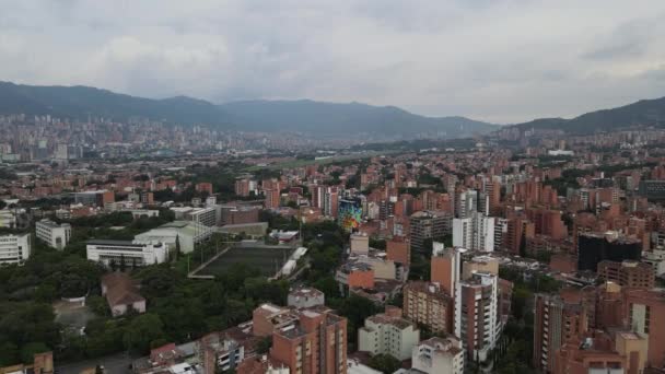 Letící Vpřed Letecký Pohled Velké Barevné Město Fotbalové Hřiště Medellin — Stock video