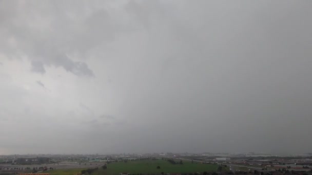 Ploaie Întunecată Nori Furtunoși Peste Peisaj Urban Vedere Statică Timp — Videoclip de stoc