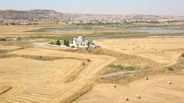 Drone Flying Beautiful White Church Stunning Lake Background Λάρνακα Κύπρος — Αρχείο Βίντεο