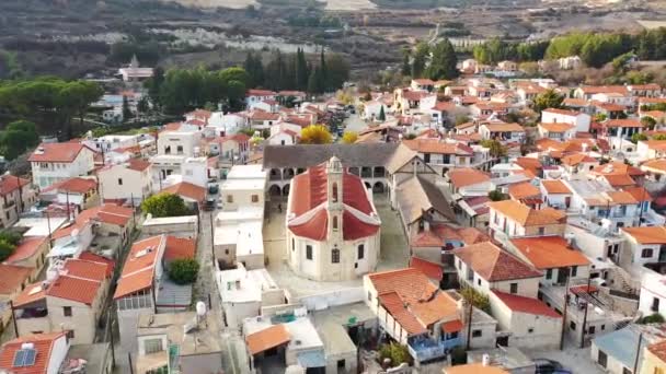 Drone Survolant Monastère Chrétien Vers Entrée Principale Village Omodos Limassol — Video