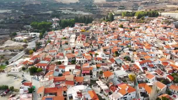 Overtake Shot Omodos Village Houses Colorido Com Tijolos Vermelhos Cercado — Vídeo de Stock