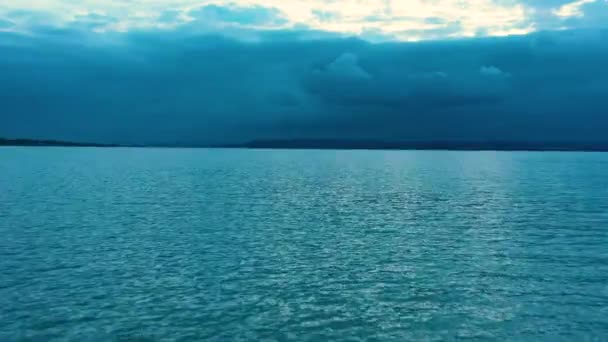 Tramonto Sul Lago Con Nuvole Drone Vola Bassa Quota Sul — Video Stock