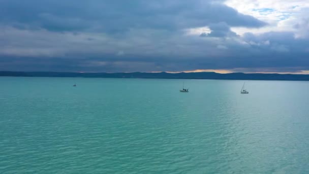 Både Sejler Søen Balaton Solnedgangen Med Skyer Regnvejr Drone Optagelser – Stock-video