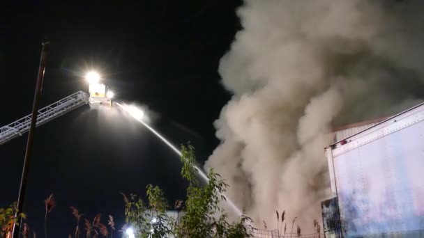 Πυροσβέστες Σβήνουν Φωτιά Από Γερανό Νερό Πυκνό Καπνό — Αρχείο Βίντεο