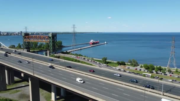 Automóviles Conduciendo Por Burlington Skyway Cruzando Canal Burlington Bay Ontario — Vídeos de Stock