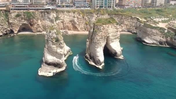 Overtake Shot Big Pigeon Rocks Rawshe Coastline Beirute City Líbano — Vídeo de Stock