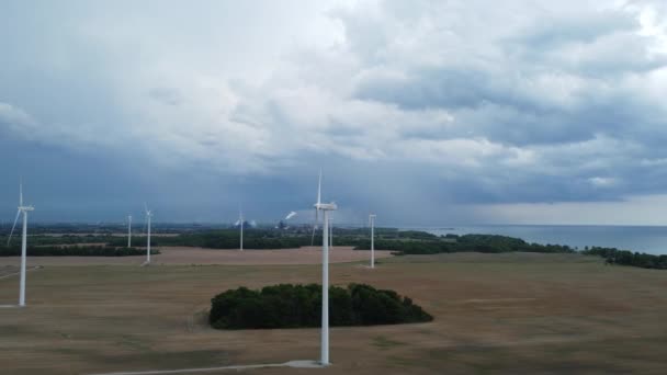 曇った空の下のエコールパークの風力タービン 空中軌道表示 再生可能エネルギー — ストック動画