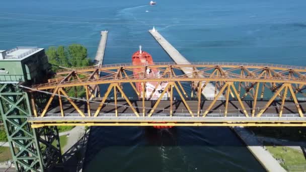 Vista Aérea Del Dron Barco Cruzar Puente Tráfico Coches Elevados — Vídeo de stock