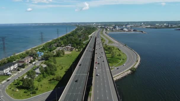 Flujo Constante Tráfico Ligero Mueve Través Del Elevado Burlington Skyway — Vídeos de Stock