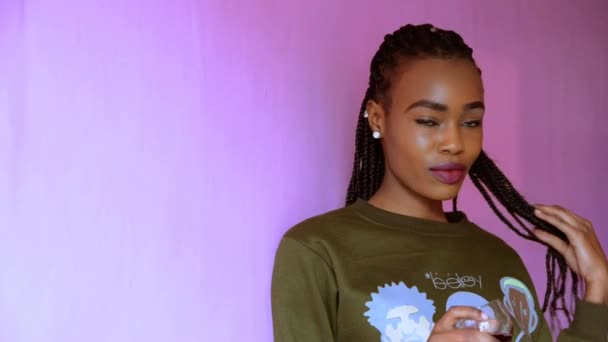 Donna Africana Flirtare Con Fotocamera Sorridente Appoggiato Muro Aside Chiudi — Video Stock