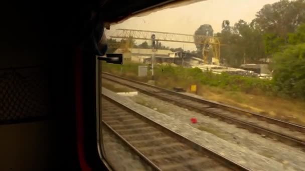 在火车行驶到达车站时 从一个印度火车车厢窗户的侧面看去 站稳了 — 图库视频影像