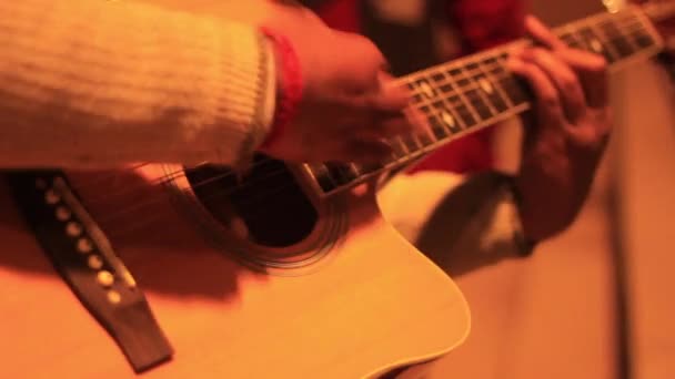 극도로 클로즈업 가로등 아래에서 카메라 움직임 바라나시의 위에서 기타를 연주하는 — 비디오